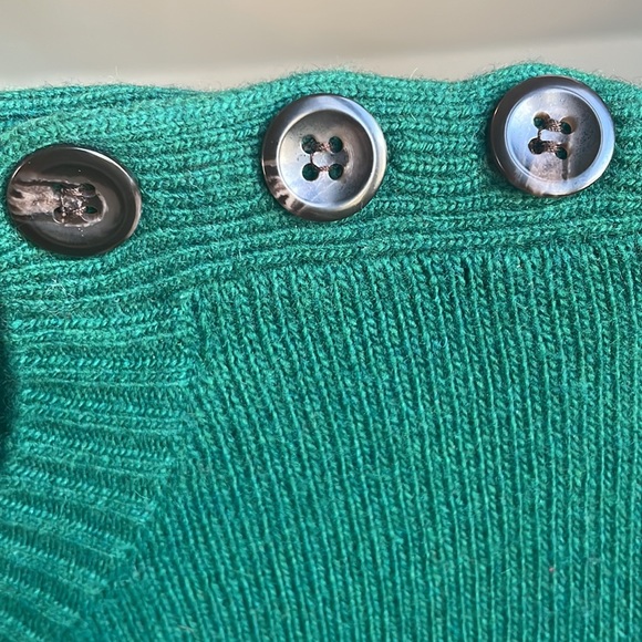 J. Crew Alexie Crewneck Sweater, Green, XS
Buttons on shoulder. Style #: 32805 - Picture 5 of 7